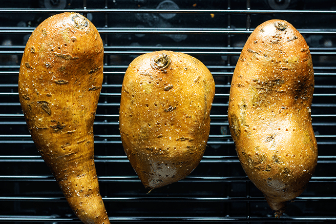 zoete aardappelen koken in een rookoven